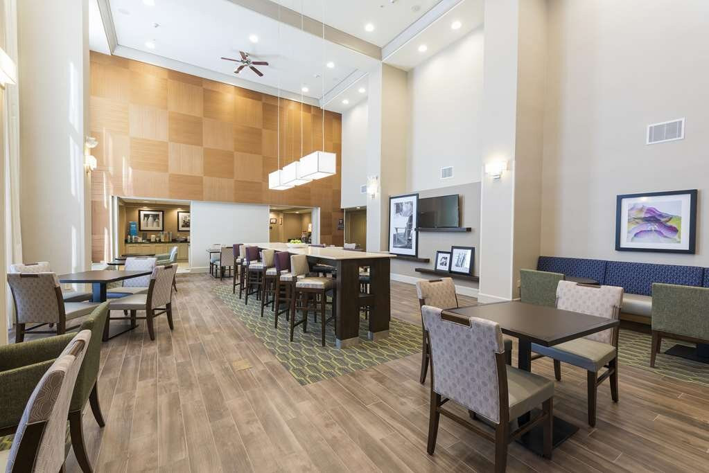 哈特福德曼彻斯特欢朋酒店主图