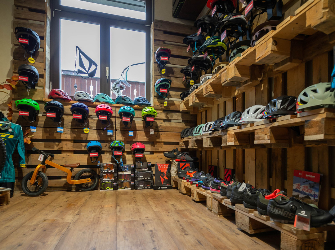 Backdoor Snowboard | Ski | Bike | Running Shop-格林德瓦必去景点