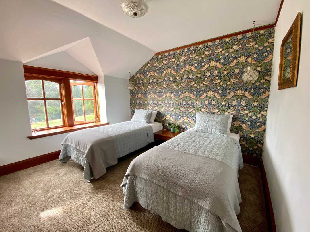 Mount Tom House主图