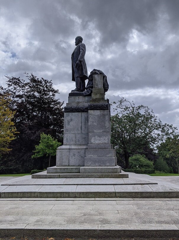 Andrew Carnegie Statue景点图片