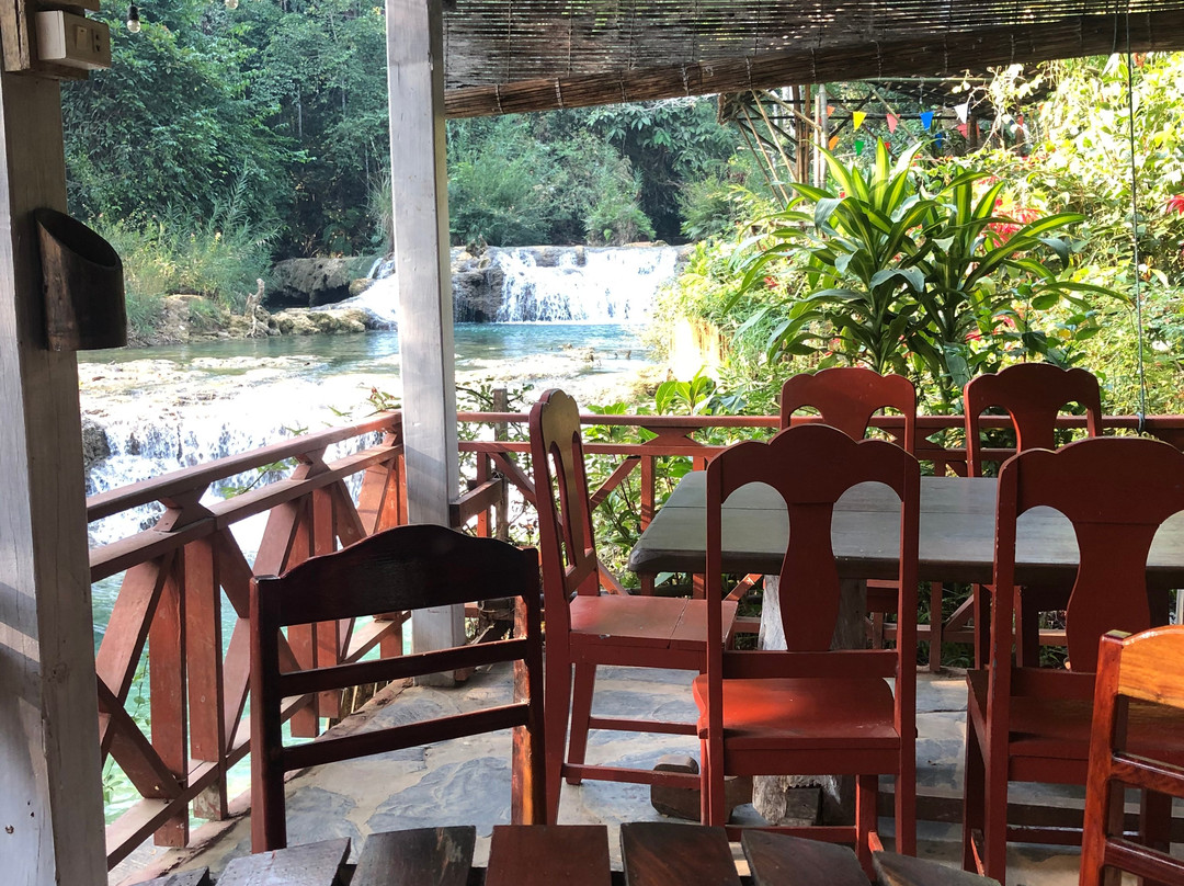 弯尼萨瀑布酒店主图