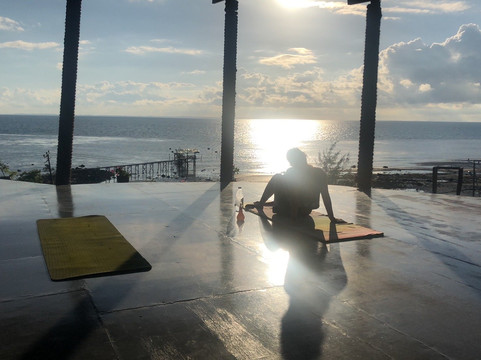 9 Huts On A Hill主图