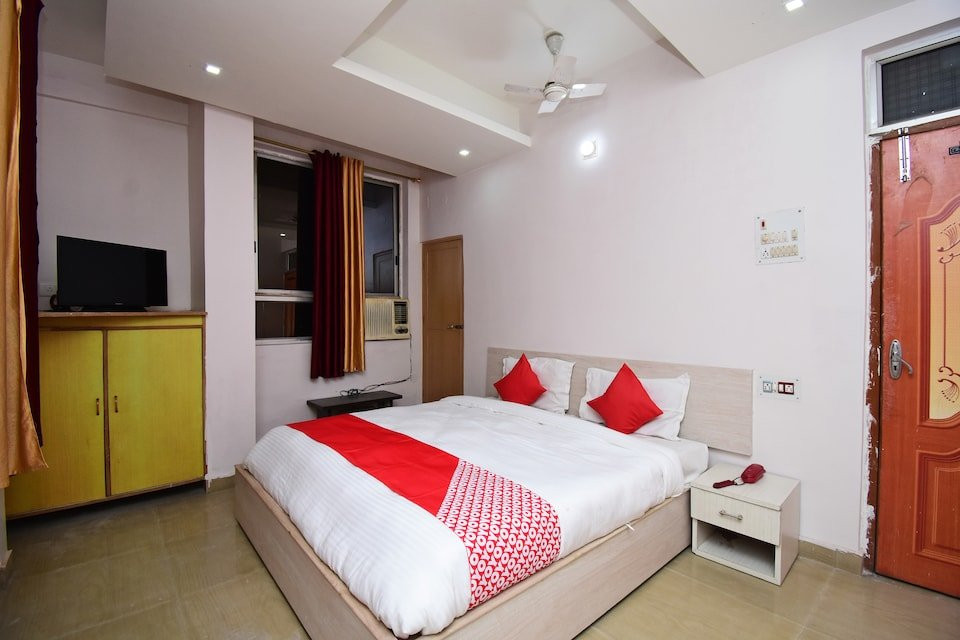 OYO 86537 Hotel Raj
