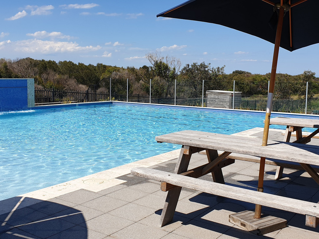 洞穴海滨酒店主图