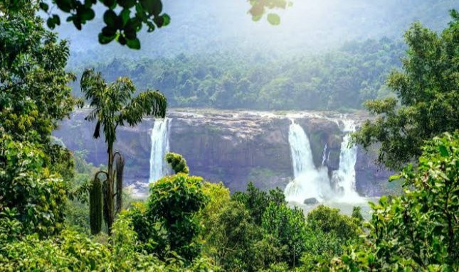 Athirappilly Waterfalls景点图片