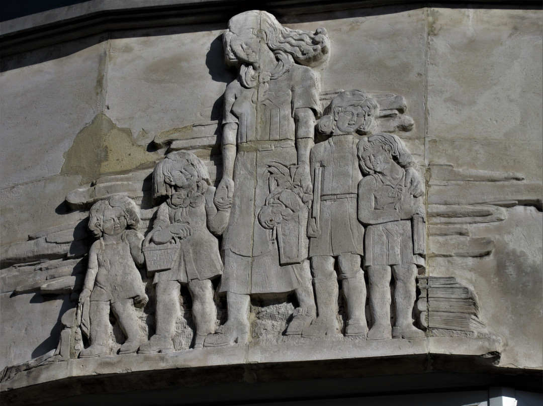 Bas-relief signalant l'entrée de l'école de filles-Romainville必去景点
