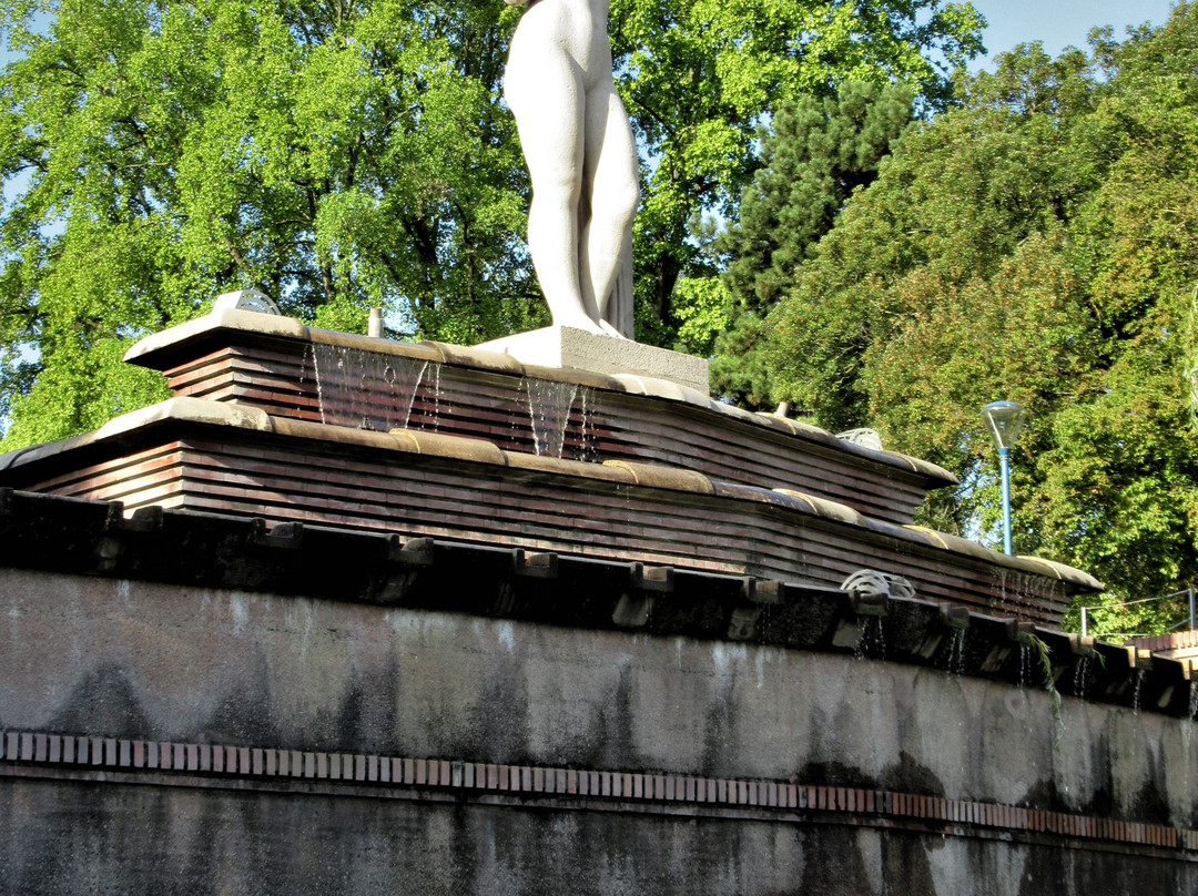 Parc de la Butte-du-Chapeau-Rouge-巴黎必去景点