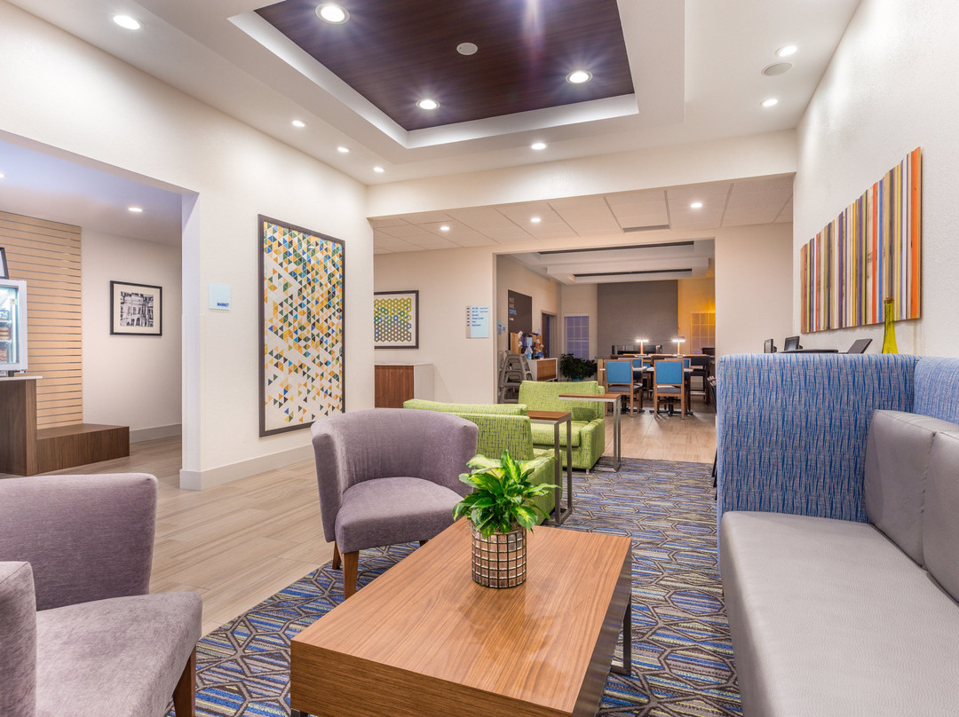 北欧克莱尔快捷假日&套房酒店主图