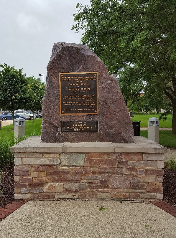 Lincoln Douglas Debate Square-弗里波特必去景点