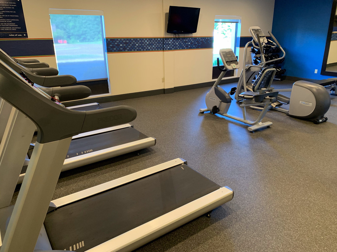 阿卡德尔菲亚希尔顿恒庭酒店主图