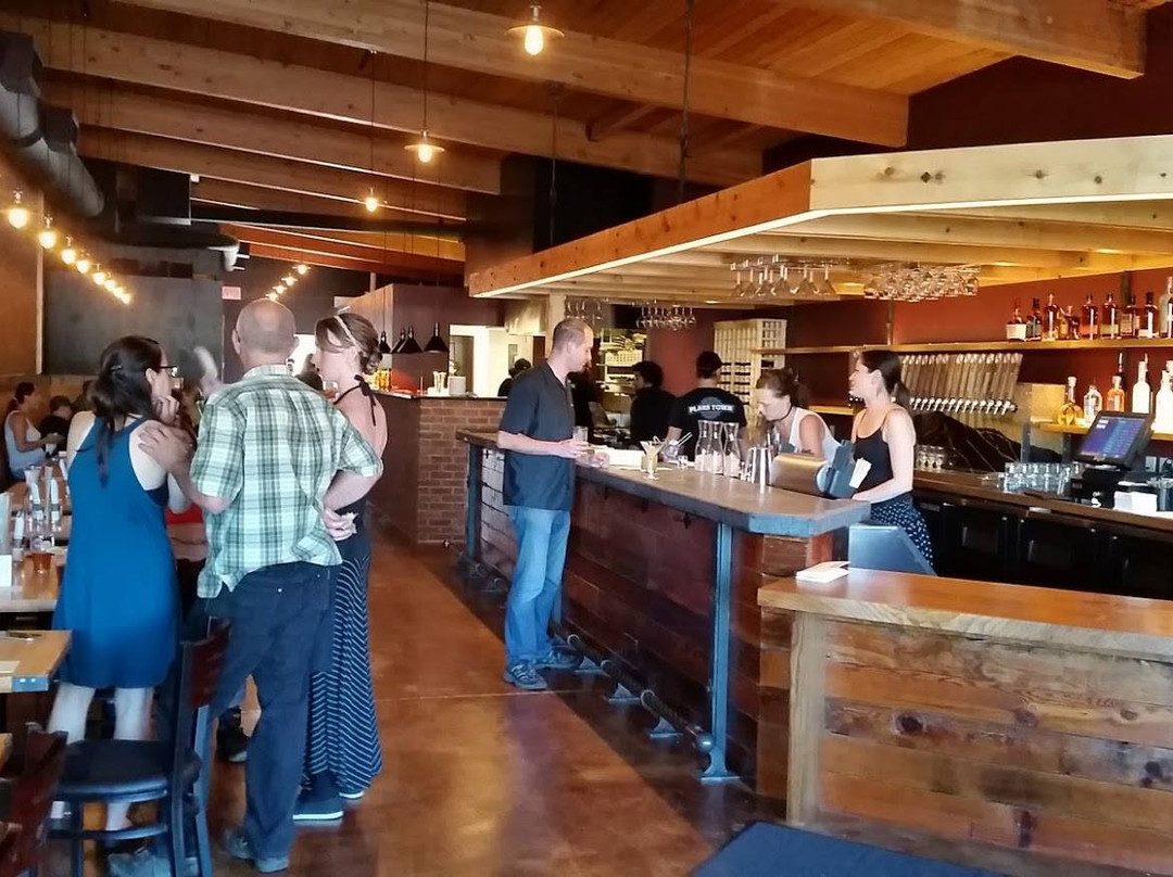 Lowell餐馆和美食-Hilltop Bar & Grill