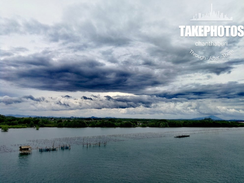 Taksin Maharat Bridge (Laem Singha Bridge)-他迈必去景点