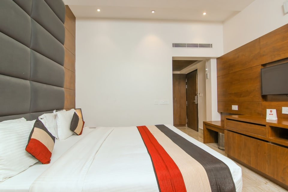 OYO Crossroad Premium Near Chaudhary Charan Singh International Airport主图