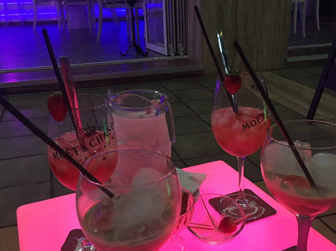 Bonnie&Clyde Show Bar-阿尔吉内金必去景点