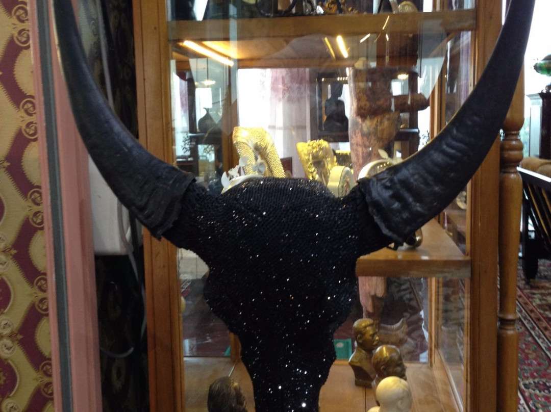 Classic Car Showroom & Jewelry Boutique景点图片