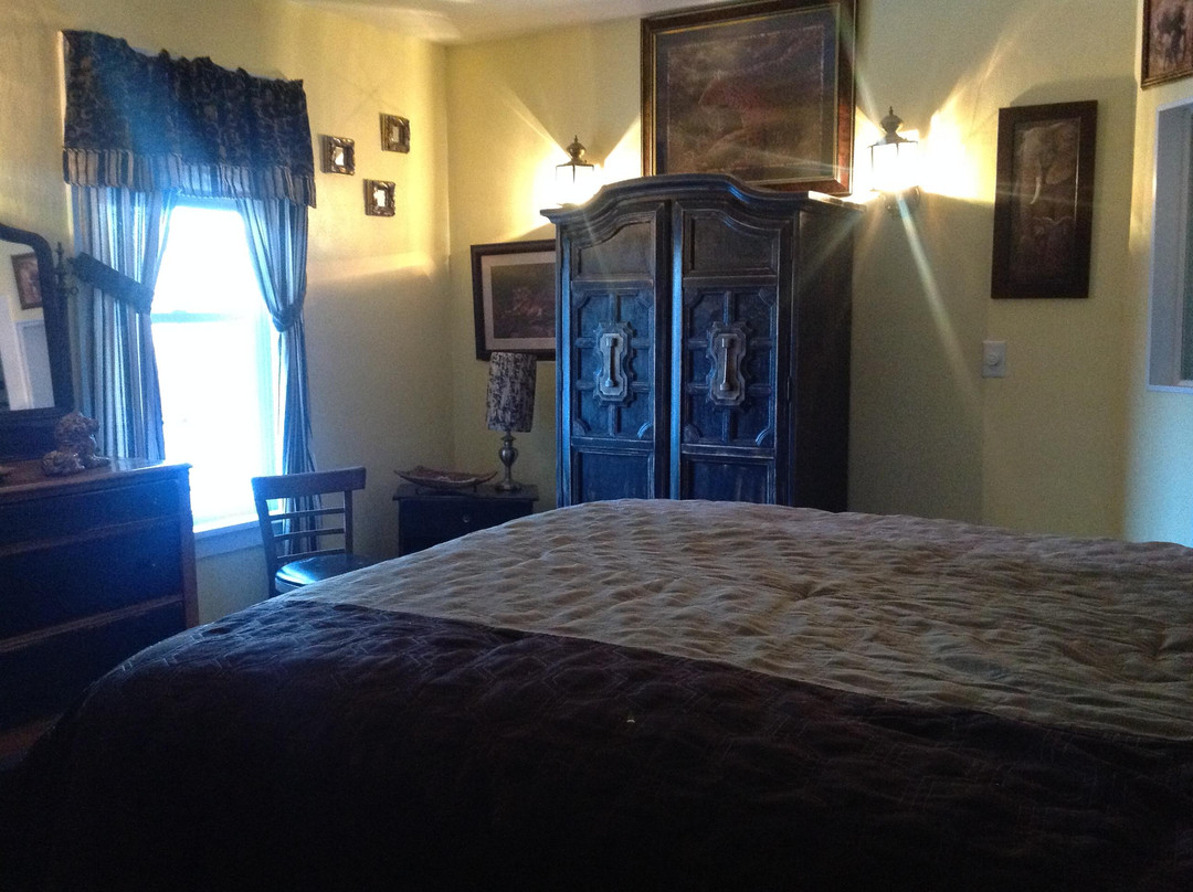 Largilliere Carriage House B&B主图