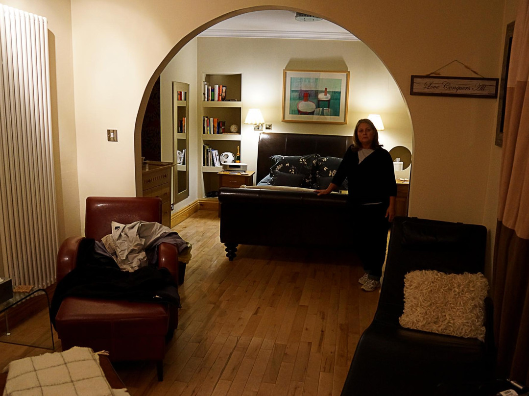 The Captain's Quarters主图