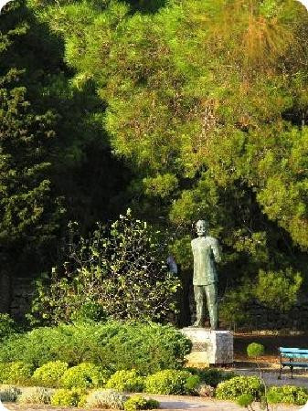 The Monument to Ambroz Haracic景点图片