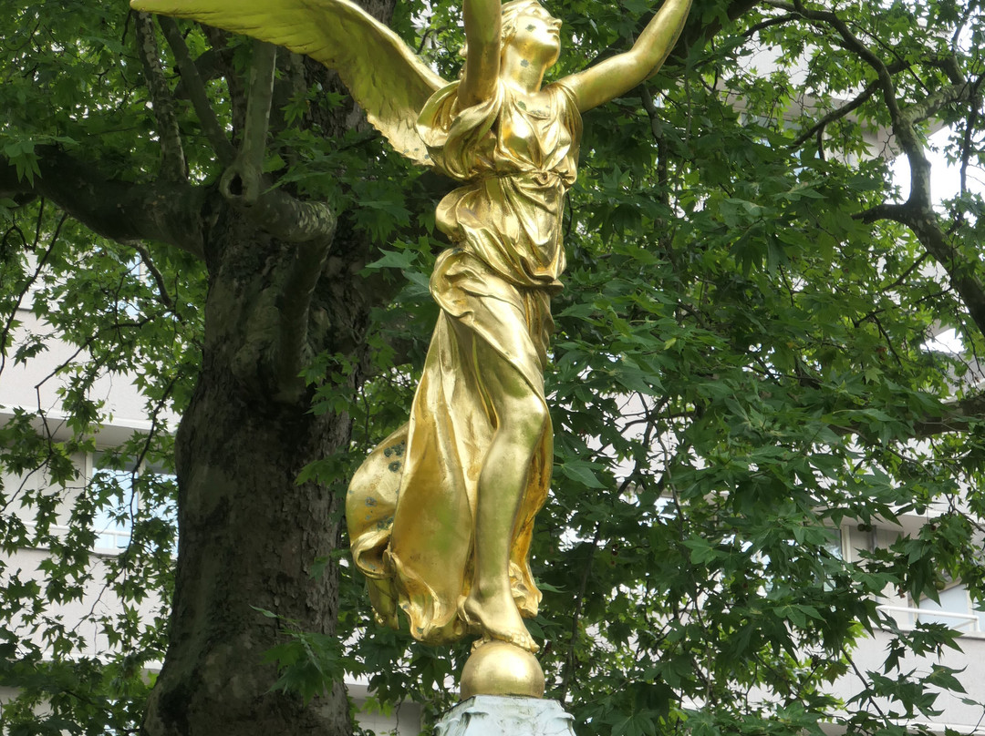 Monument à Julien Dillens-伊克塞尔必去景点
