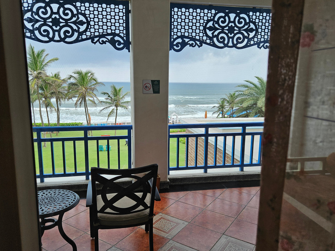 Mayfair Palm Beach Resort主图