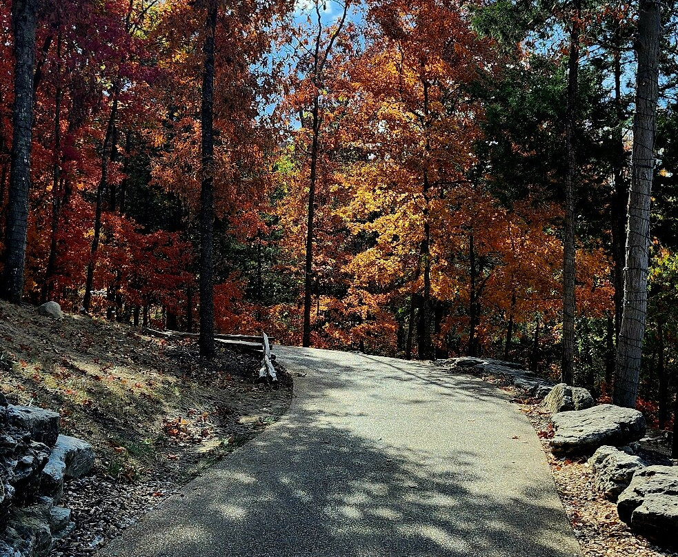 Lost Canyon Nature Trail and Cave-Ridgedale必去景点
