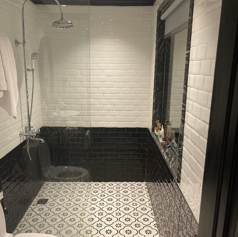 Monarque Hotel主图