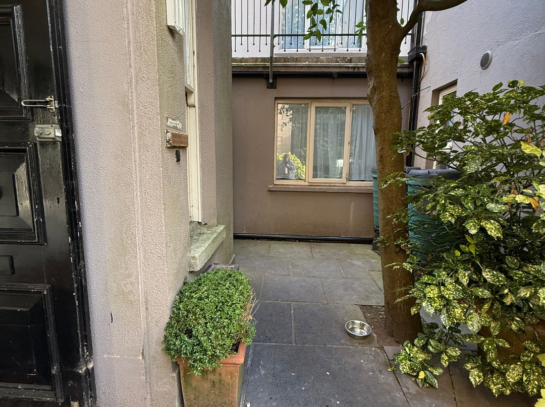 河畔小屋酒店主图