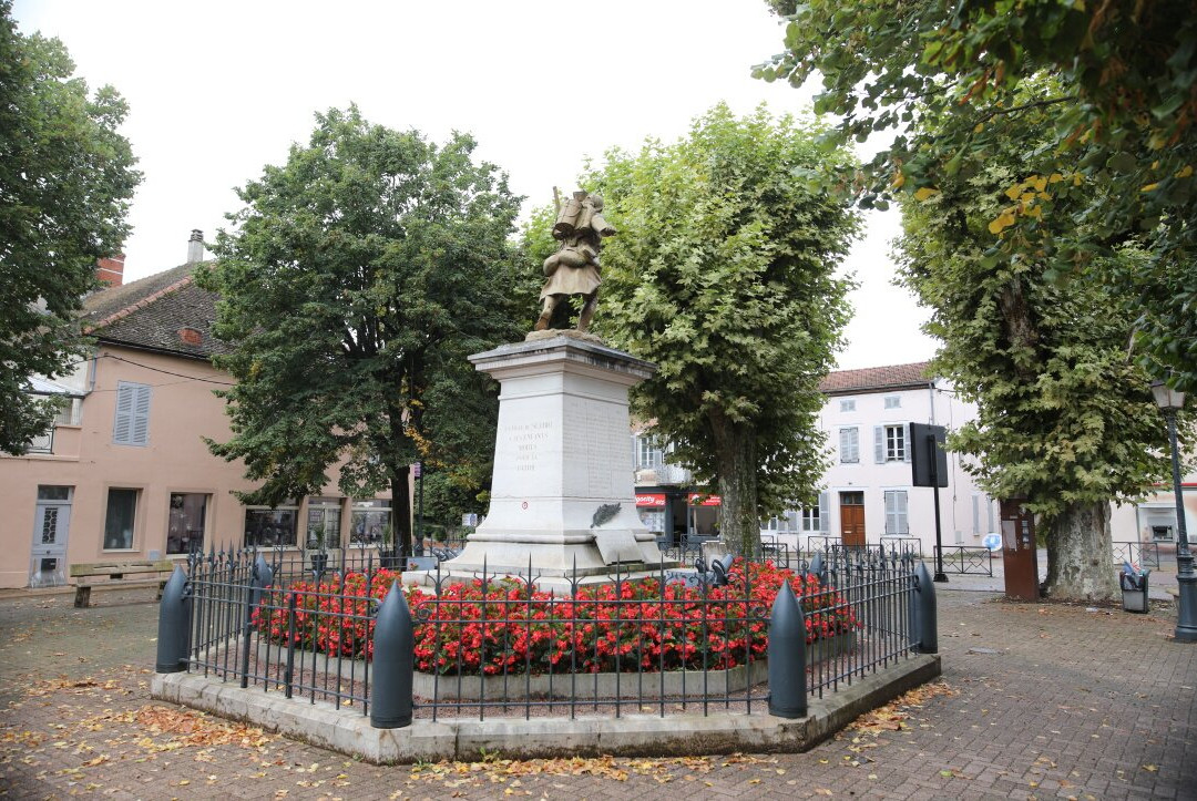 Monument Aux Morts - Seurre-Seurre必去景点