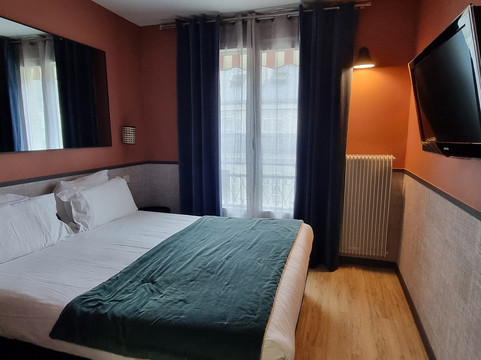 巴士底洛奈酒店主图