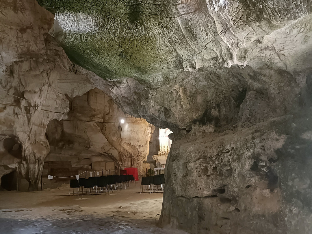 Grotta del Santuario di San Michele Arcangelo-Sant'Angelo a Fasanella必去景点