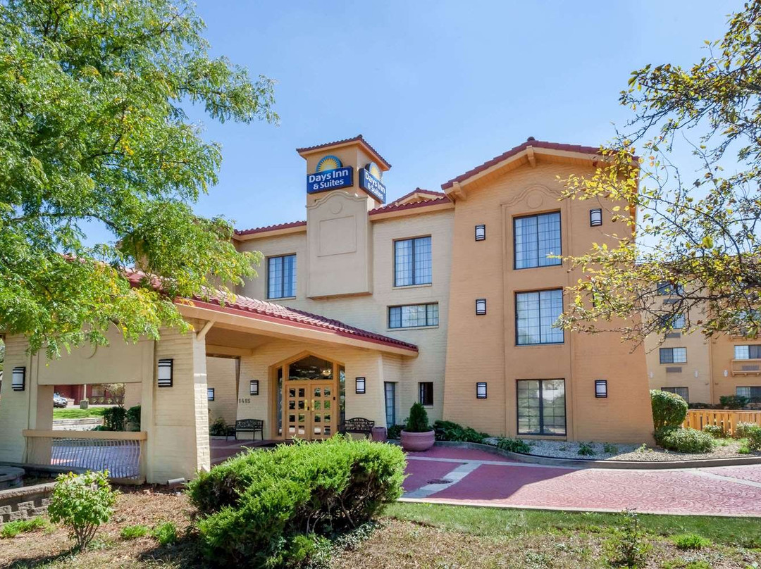 Buffalo Grove酒店住宿-Days Inn & Suites by Wyndham Arlington Heights
