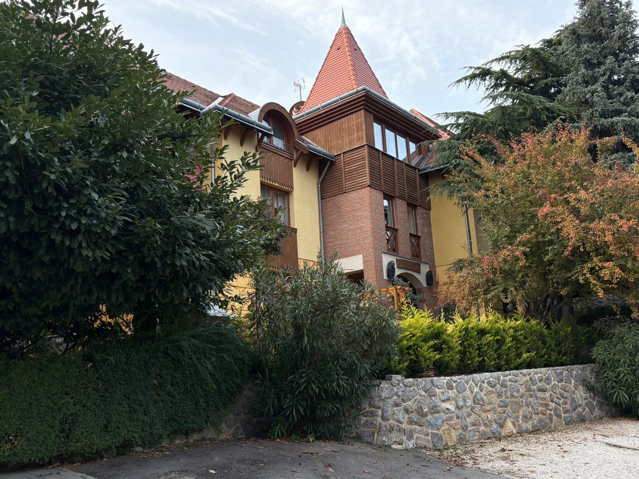 Bagolyvar Inn-官方