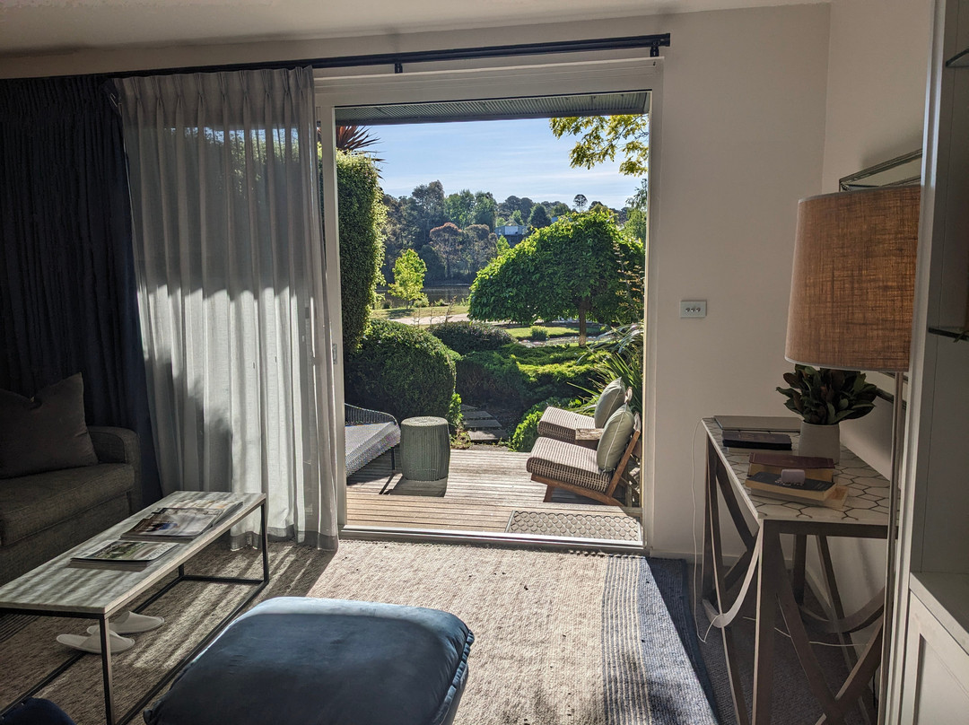 戴尔斯福德湖畔别墅酒店主图