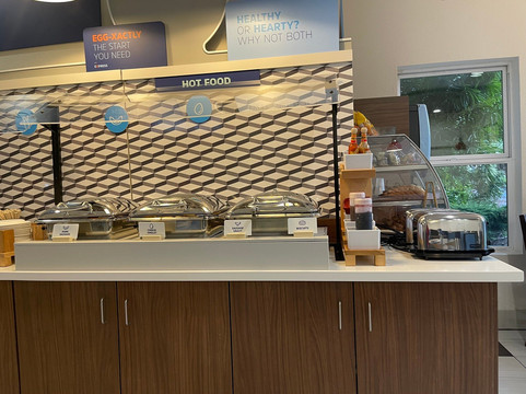 阿克塔/尤里卡机场智选假日套房酒店主图