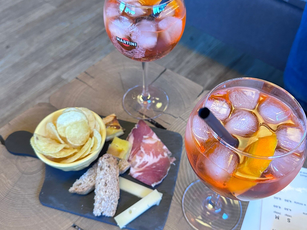 白色山谷酒店主图