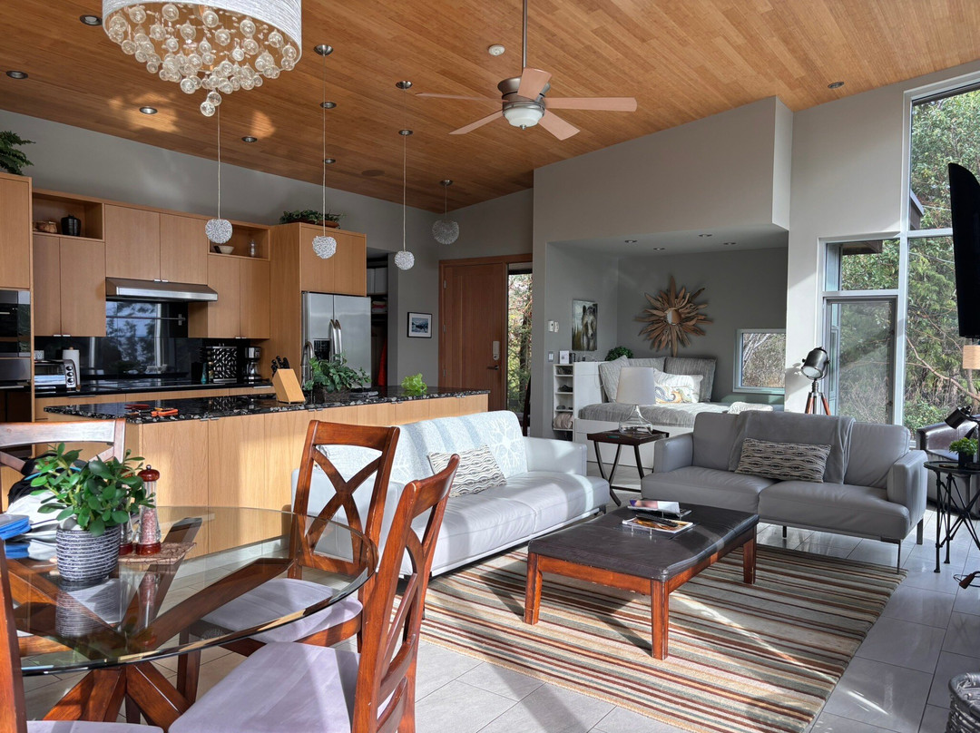 Pointhouse Suites on Sargeant Bay主图