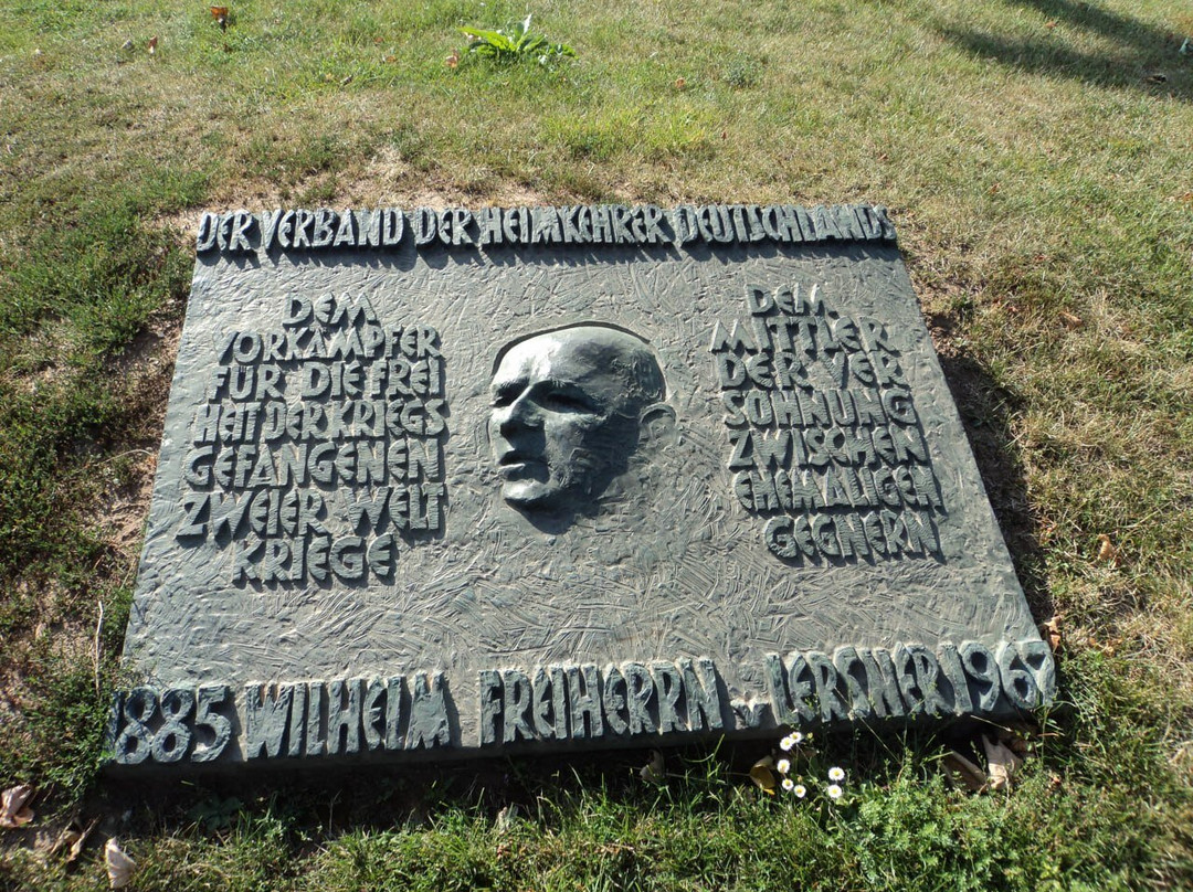 Ehrenfriedhof Lohrer Wald-巴特克罗伊茨纳赫必去景点