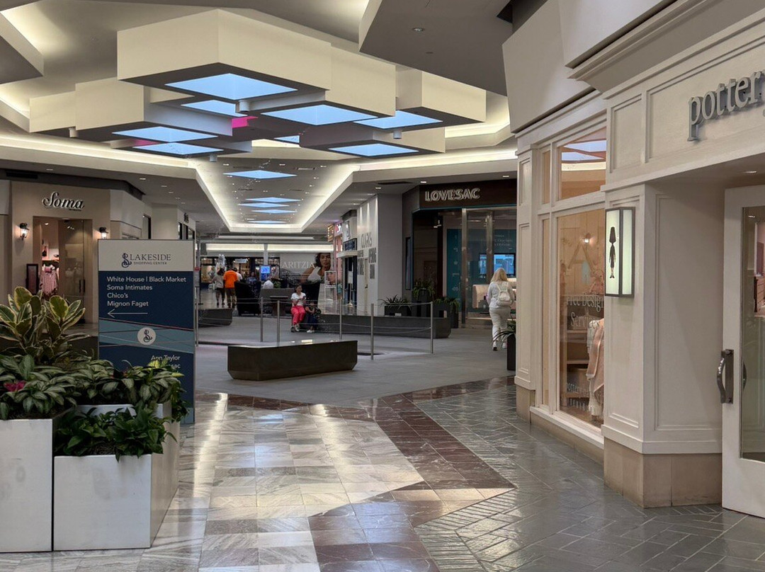 Lakeside Shopping Center-梅泰里必去景点