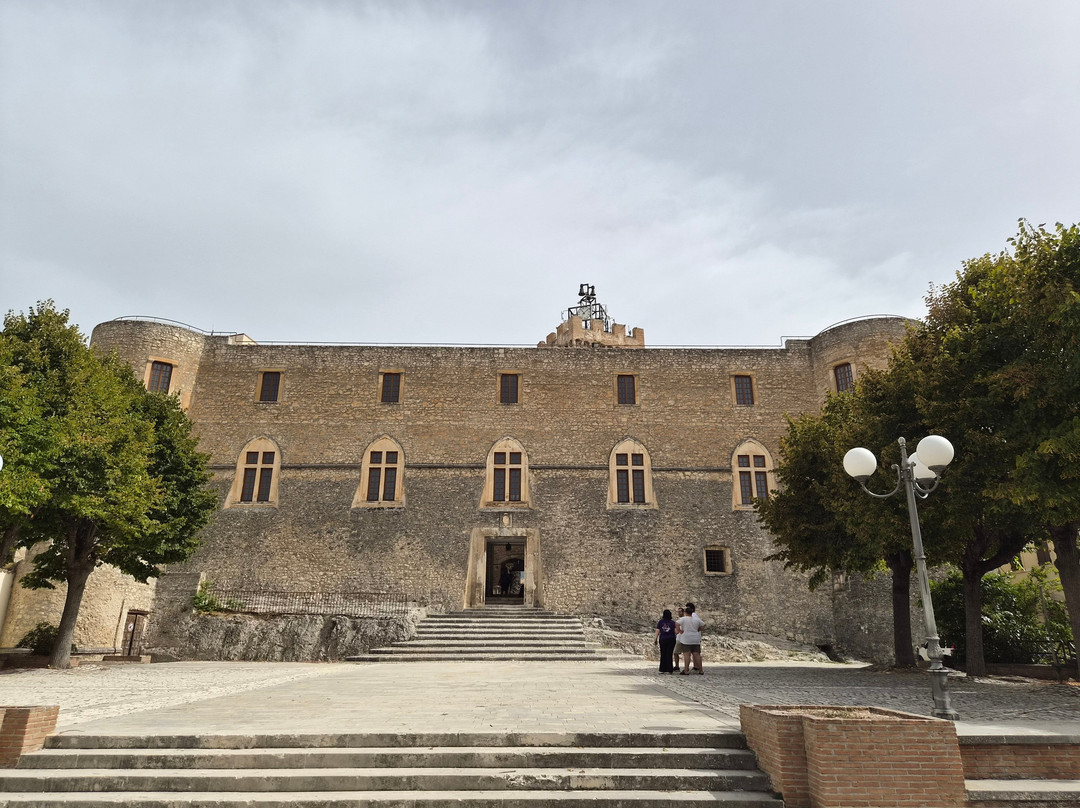 Castello Piccolomini di Capestrano-Capestrano必去景点