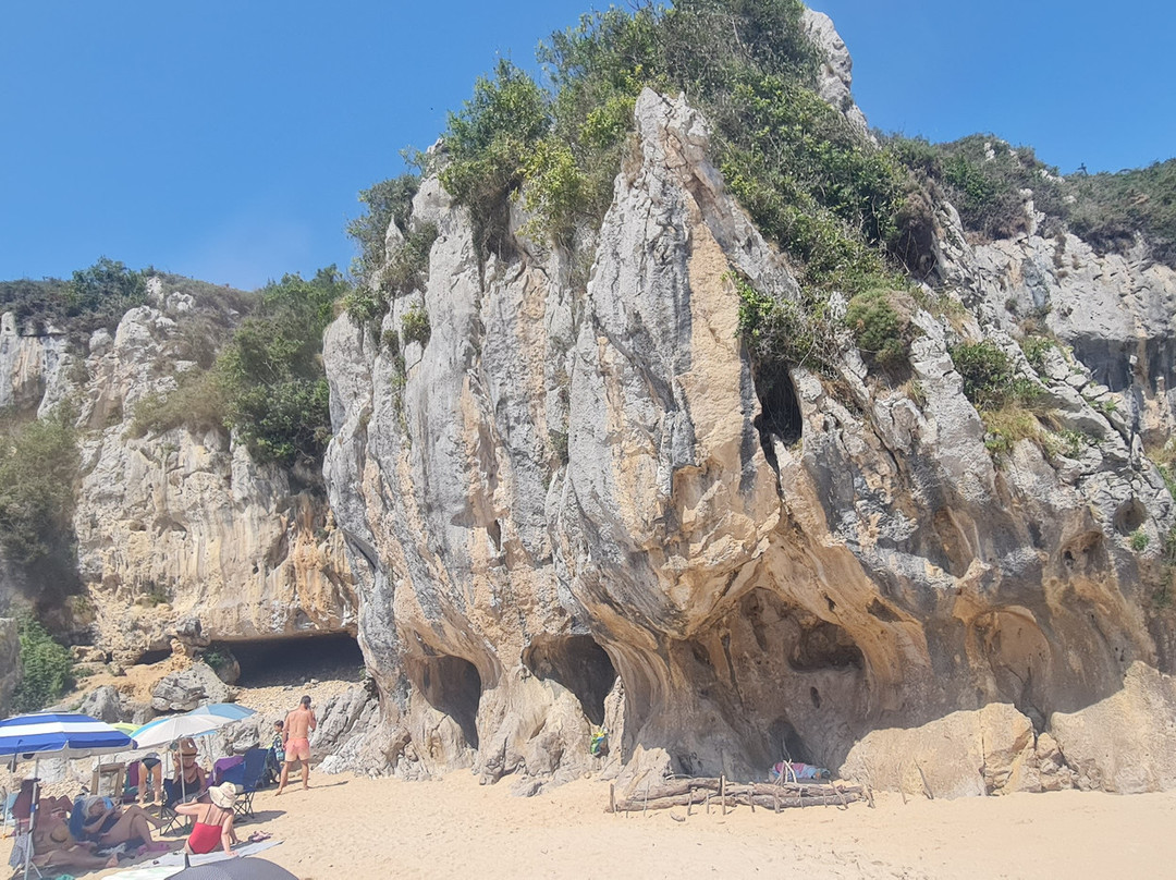 Cuevas Del Mar Beach-Nueva de Llanes必去景点