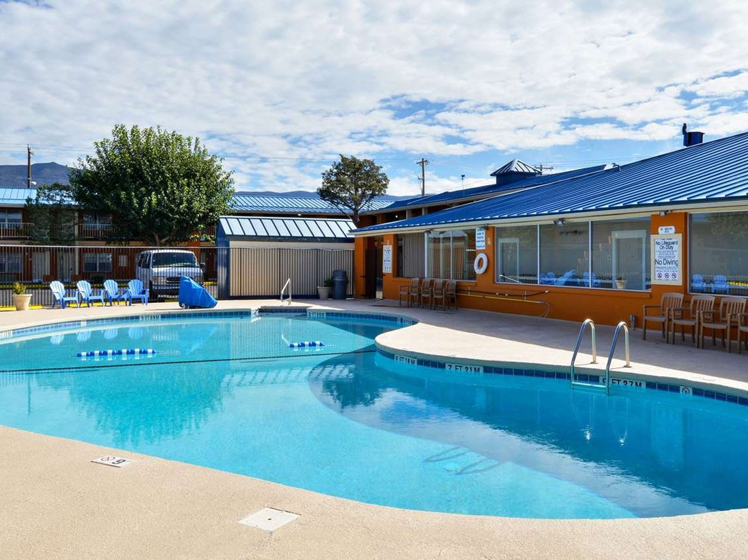 The Classic Desert Aire Hotel主图