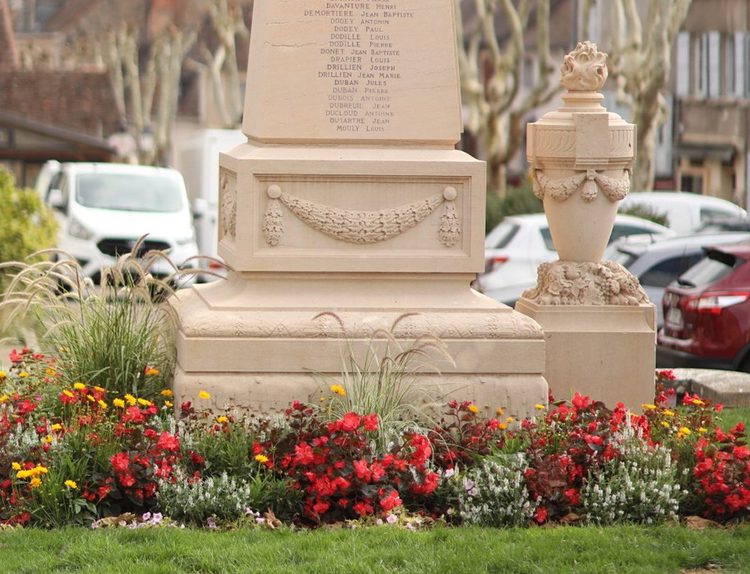 Monument Aux Morts De Buxy景点图片