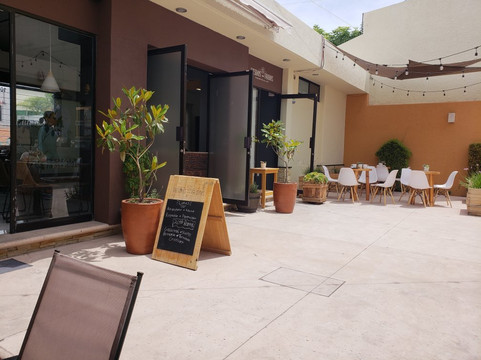 Tuesdays and fridays主图