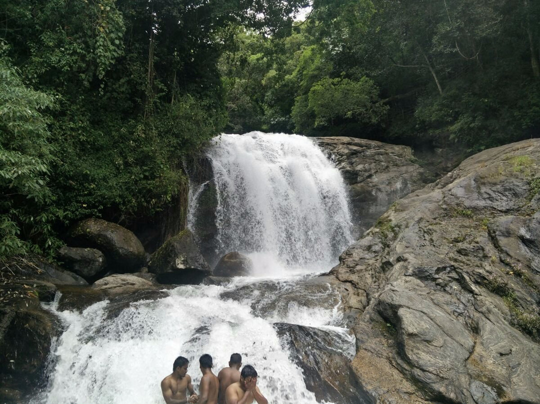 Lakkam Waterfalls景点图片