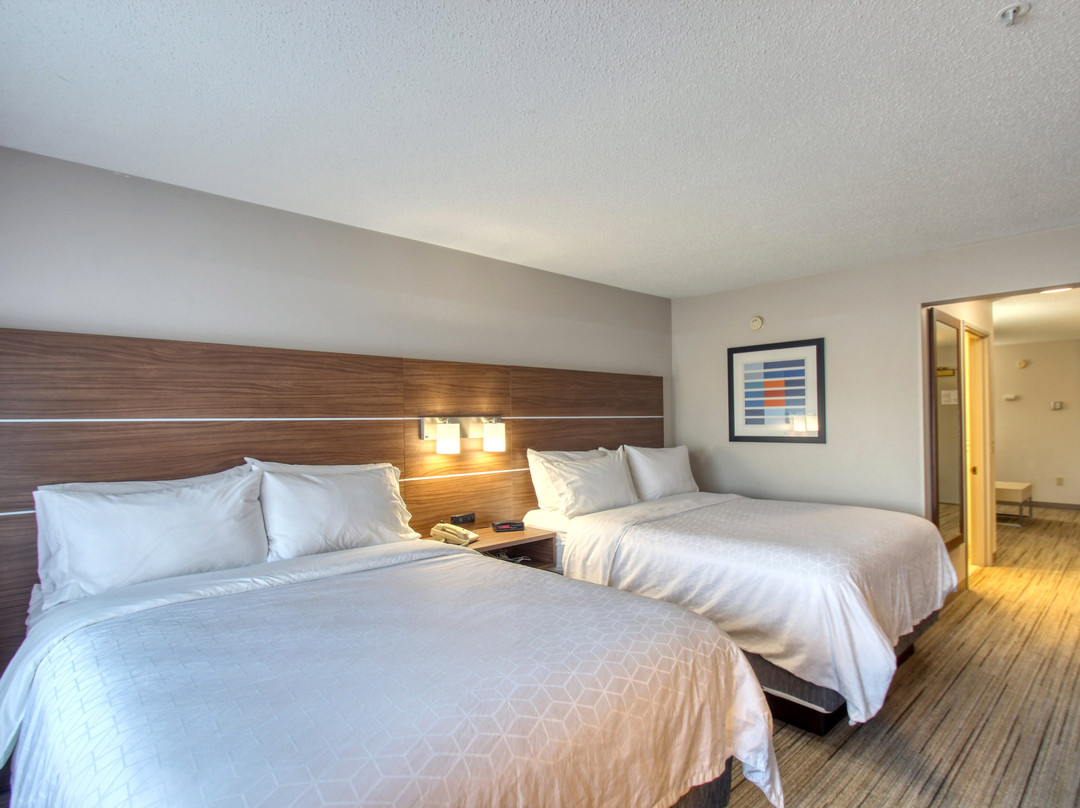 Holiday Inn Express & Suites Oshkosh-sr 41 By IHG主图