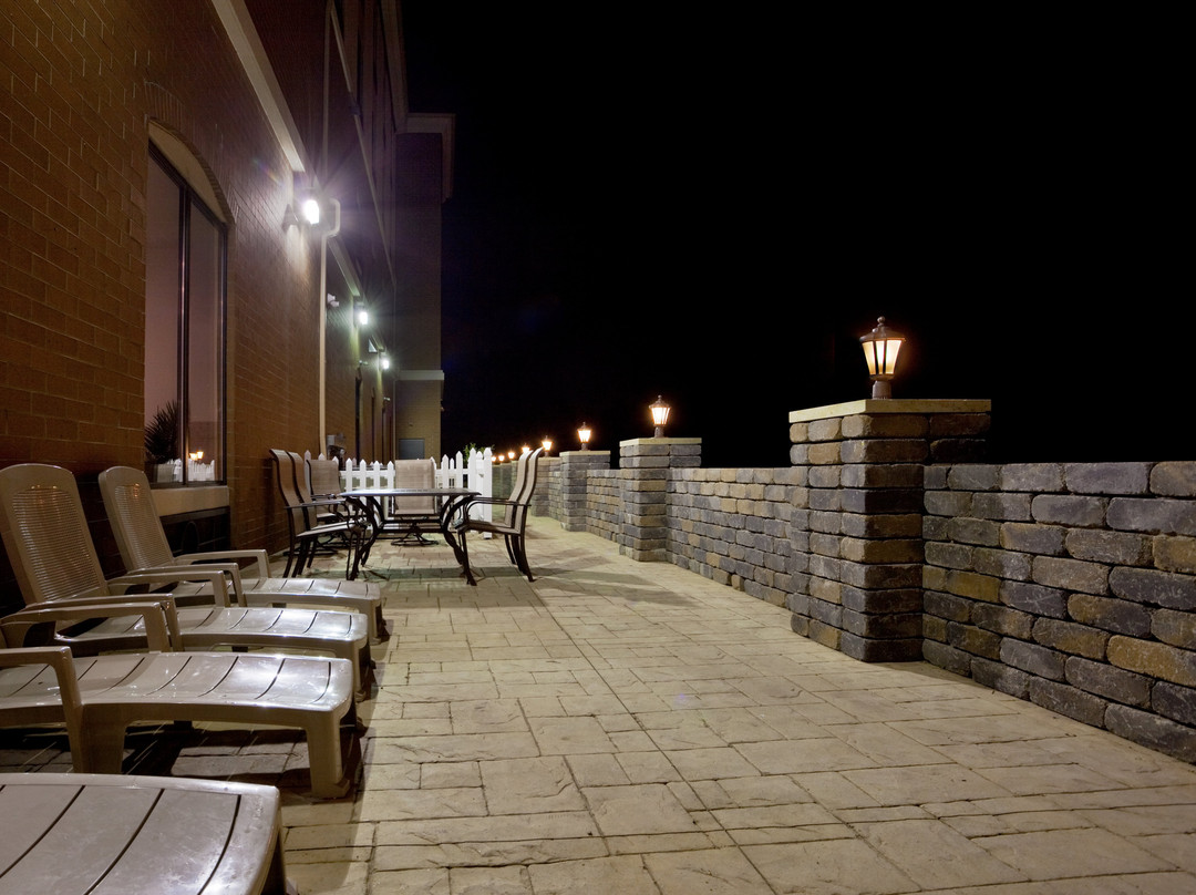 智选假日套房酒店阿克伦地区机场区主图