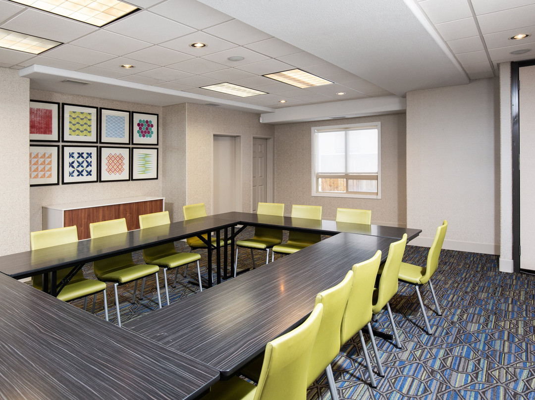 Holiday Inn Express & Suites Grande Prairie by IHG主图