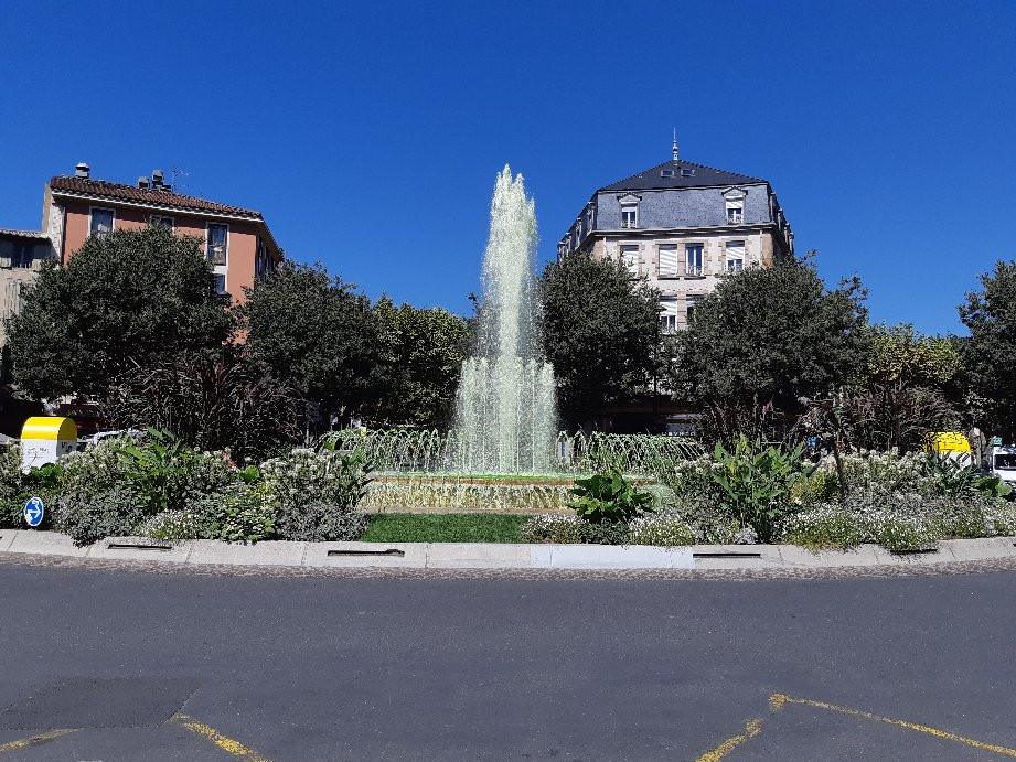 Fountain  Place du Mandarous in Millau-米约必去景点