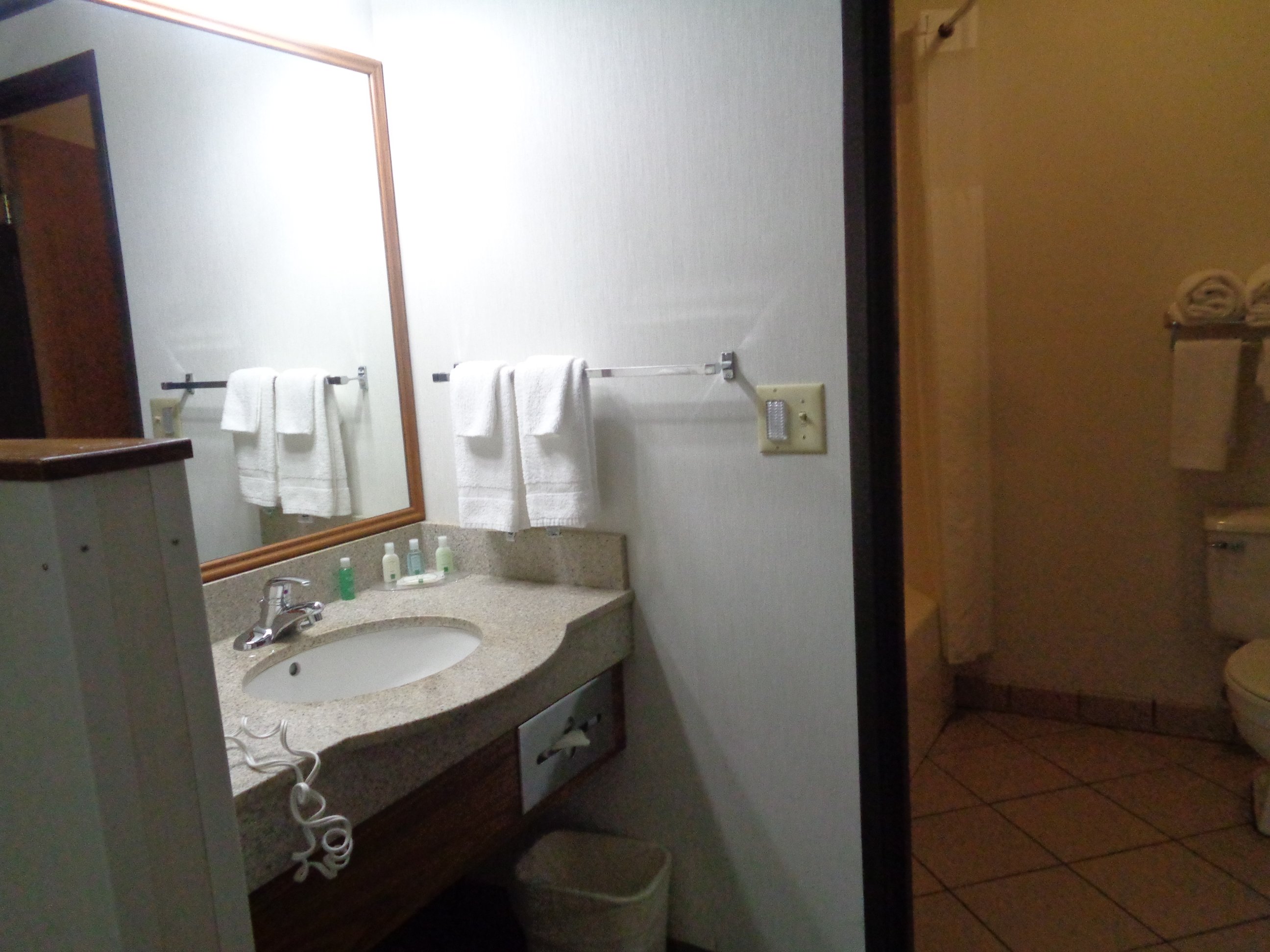 EverSpring Inn & Suites Hill City-浴室