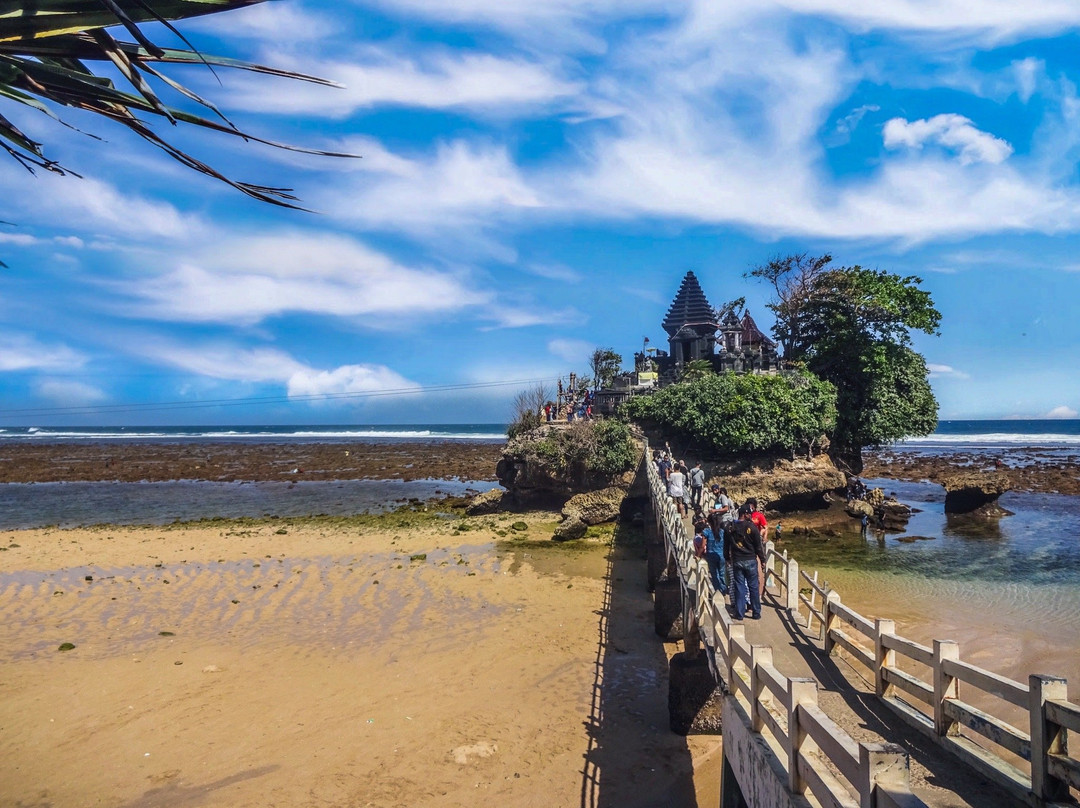 Pantai Balekambang景点图片